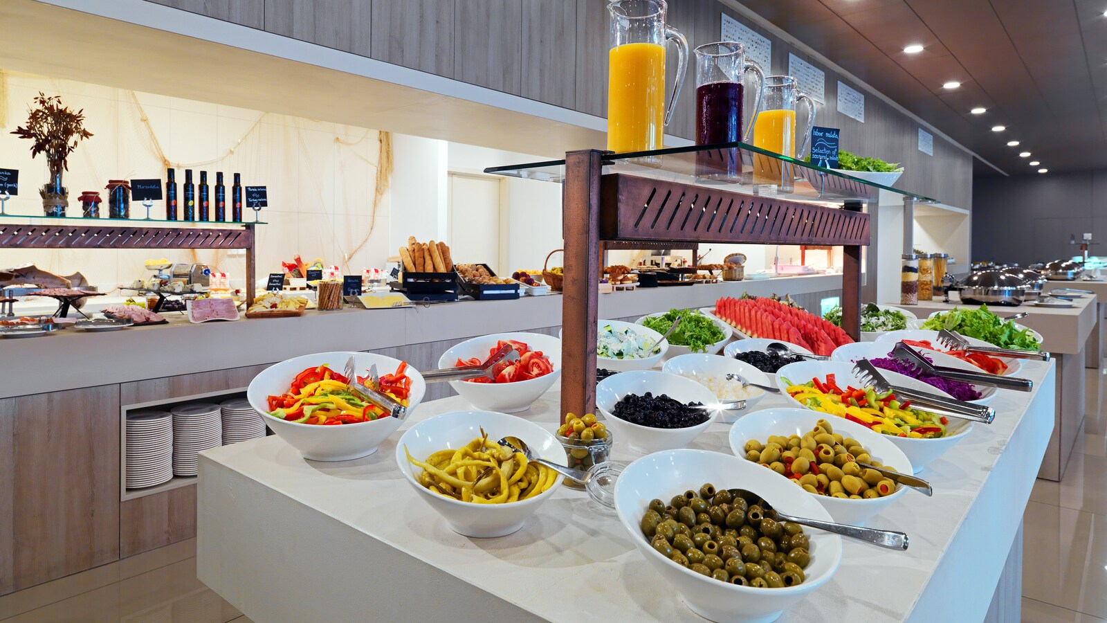 Breakfast buffet at Leut, with olives, peppers, juice, and bread