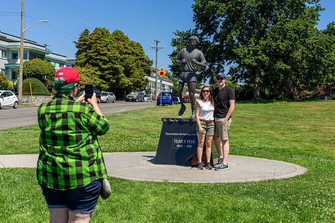 Terry Fox statue in Victoria, with the 1958 to 1981 plaque