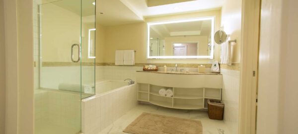 grand Wailea uest-modern-bath-room-tub-shower