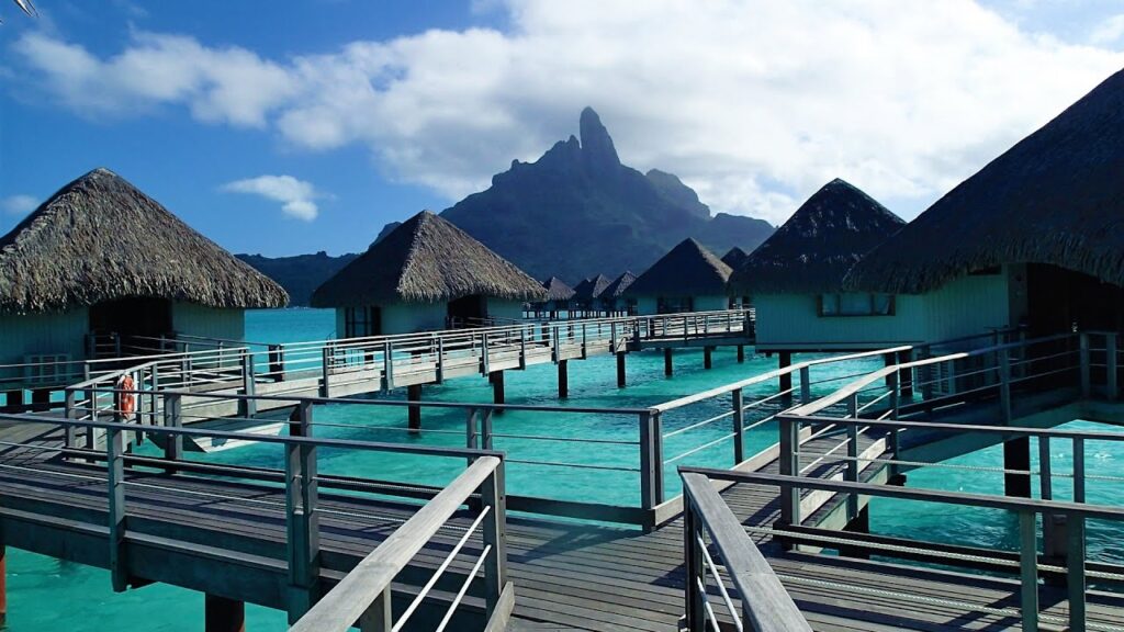 lemeridien- overwater-bungalow