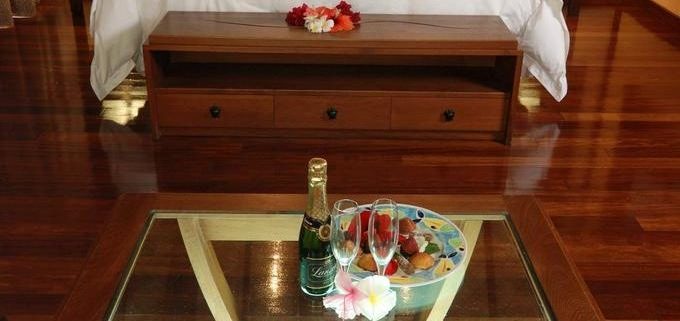 hilton moorea overwater welcome champagne