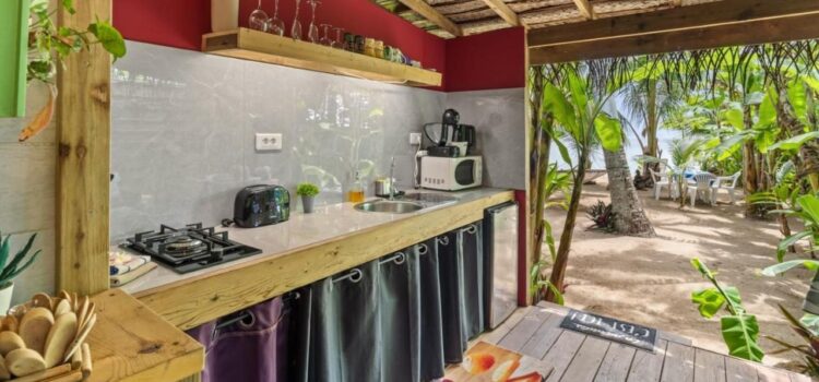 Fare-Oaoa-HaapitI-beacfront-kitchen patio