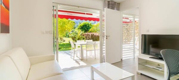 sidence-Moorea-Sunset-Beach-garden-lroom