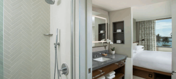 Hyatt Maui Corner bathroom