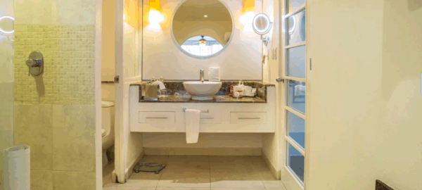 Secrets Aura Cozumel Swim Up bathrm