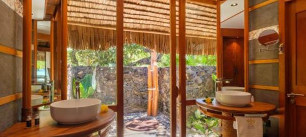 la tahaa BEach Pool VIlla rain shower