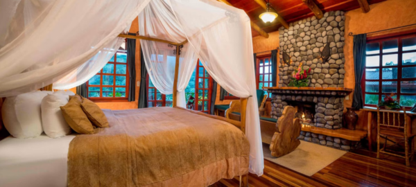peace lodge Deluxe Guest Room King Size Bed -fireplace