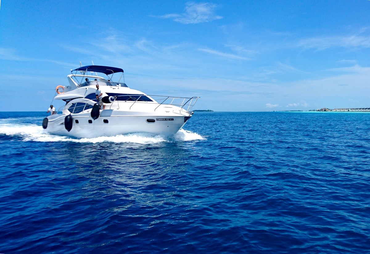 Luxury Catamaran Bora Bora — Sailing, Snorkeling & Floating Bar — Tahiti & French Polynesia