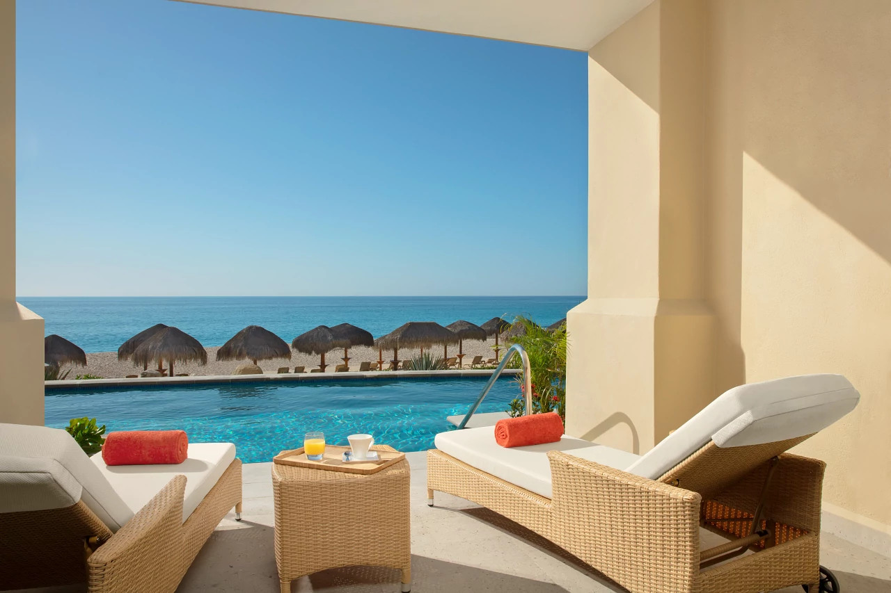 Dreams Los Cabos swim-out terrace with lounge chairs overlooking the beach