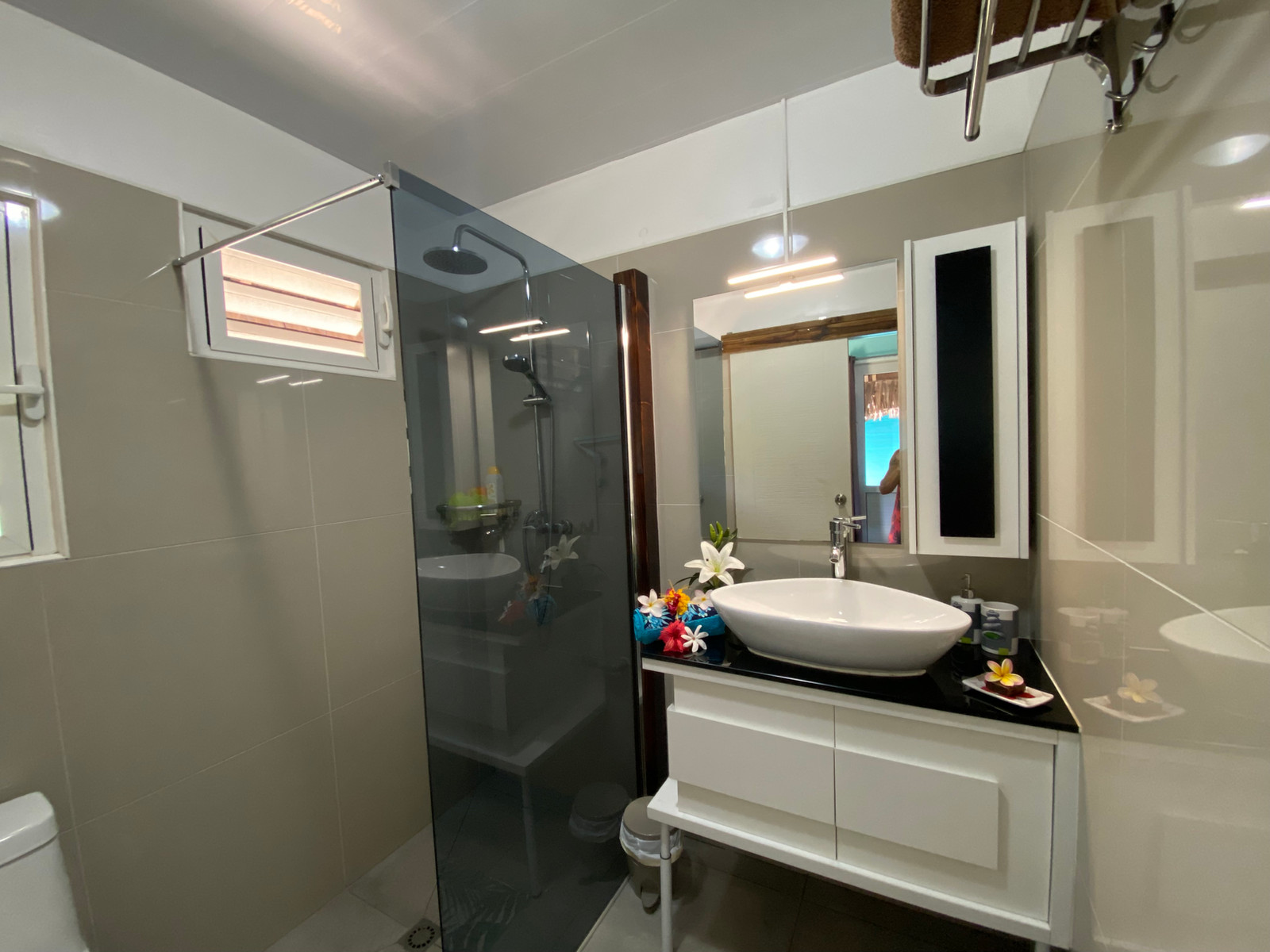 Fare Oaoa Haapiti Beachfront Bungalow bathroom with walk-in shower