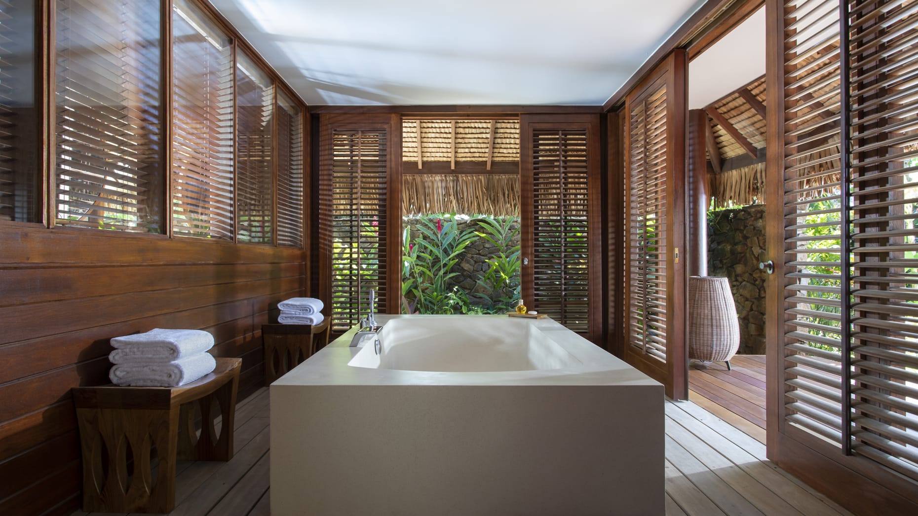 Beachfront Villa Estate soaking tub