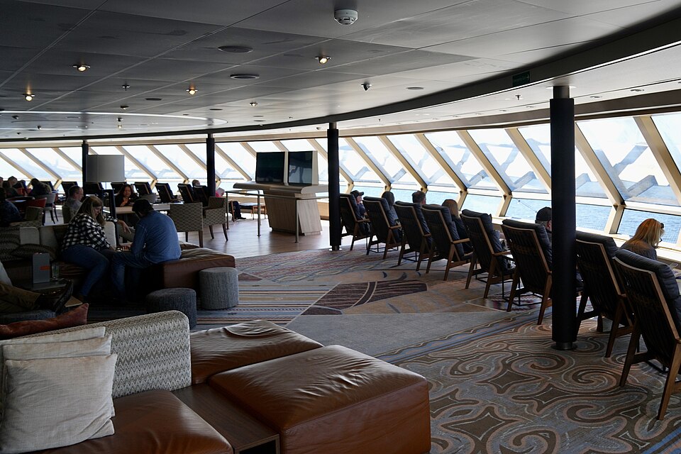 Crow’s Nest observation lounge aboard Nieuw Amsterdam