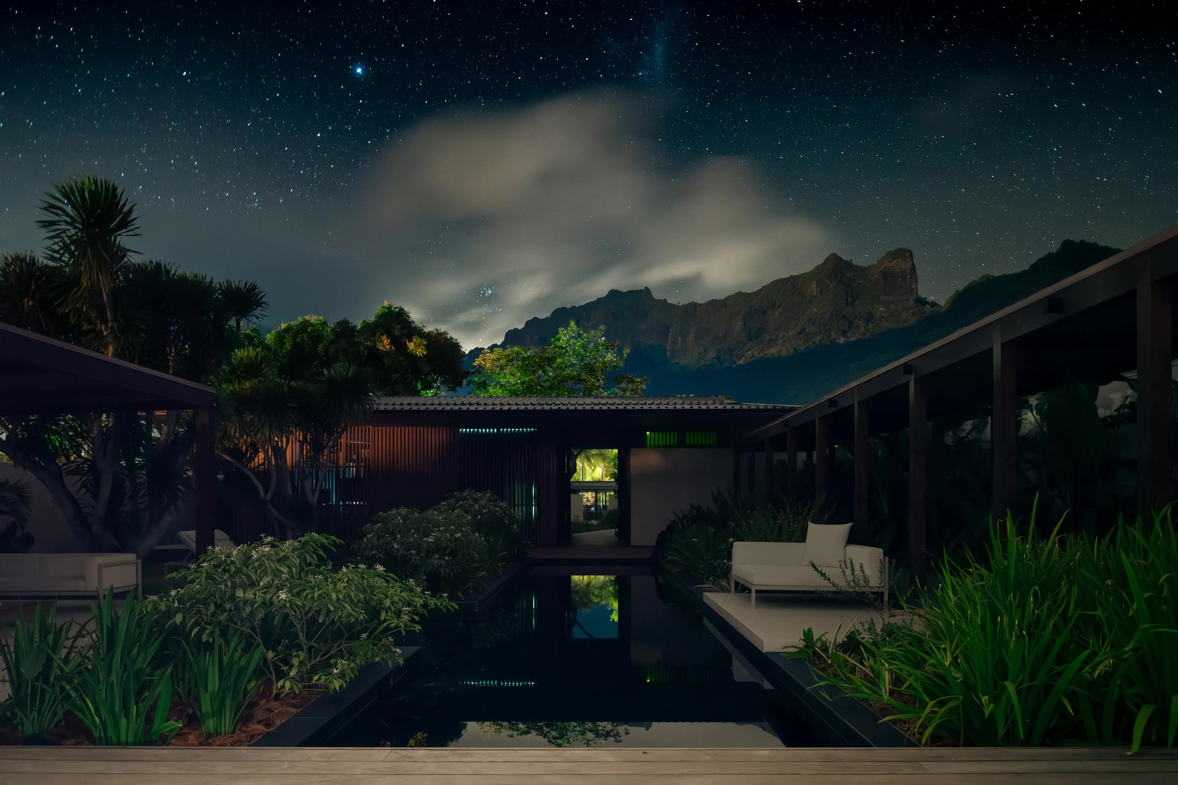 Villa Oro Paraoa Moorea 16-meter lap pool and spa area